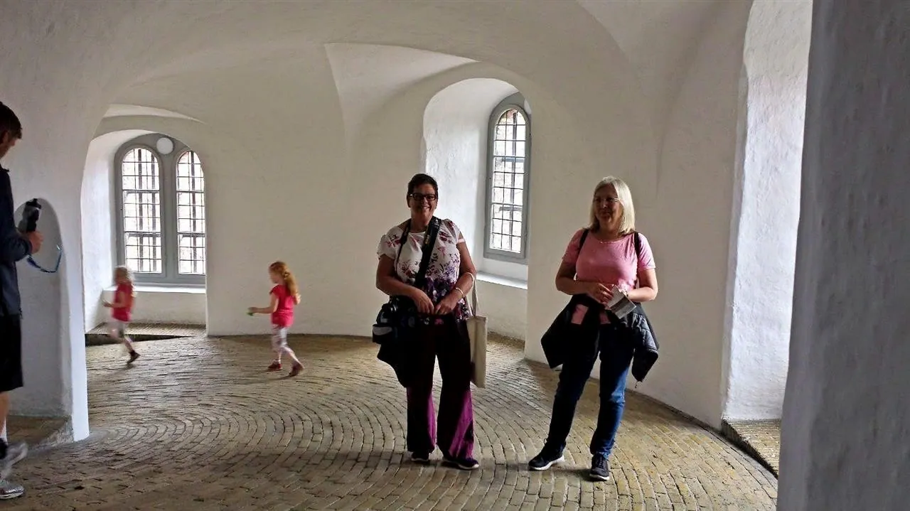 G19.1 the round tower rundetarnet wed 2