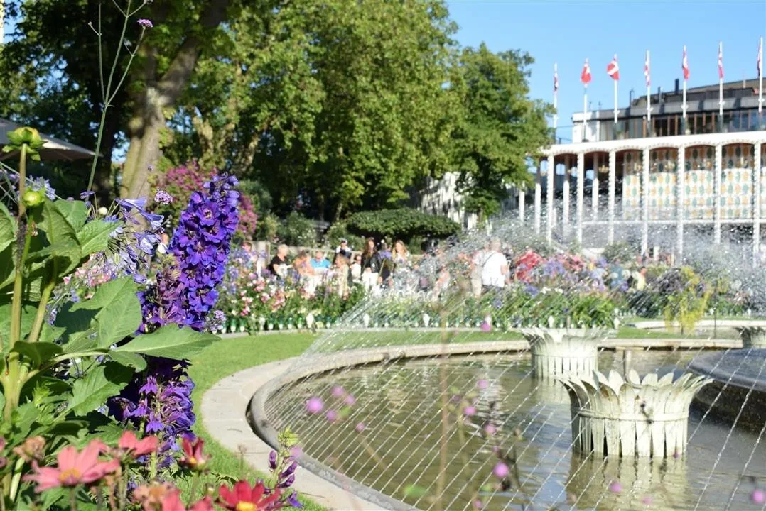 G19.4 tivoli gardens cont. wed19 jul 33